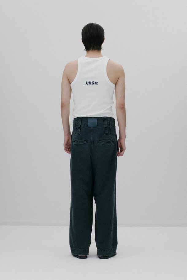 사랑유랑 슬리브리스 티셔츠 - WHITE는 부드러운 촉감의 코튼스판 소재로 제작되어 편안한 착용감을 선사합니다. 높은 밀도감의 립조직과 바이어스 네크라인 마감으로 깔끔한 실루엣을 연출하며, 등허리 부분에는 시그니처 슬로건 자수 디테일이 더해져 포인트를 줍니다. 남녀 공용으로 데일리룩, 여행룩 등 다양한 TPO에 활용하기 좋으며, 캐주얼, 미니멀, 클래식 스타일을 즐기는 분들께 추천합니다. 레귤러핏 라운드넥 디자인의 민소매 티셔츠로, 여름철 시원하게 즐길 수 있습니다.
