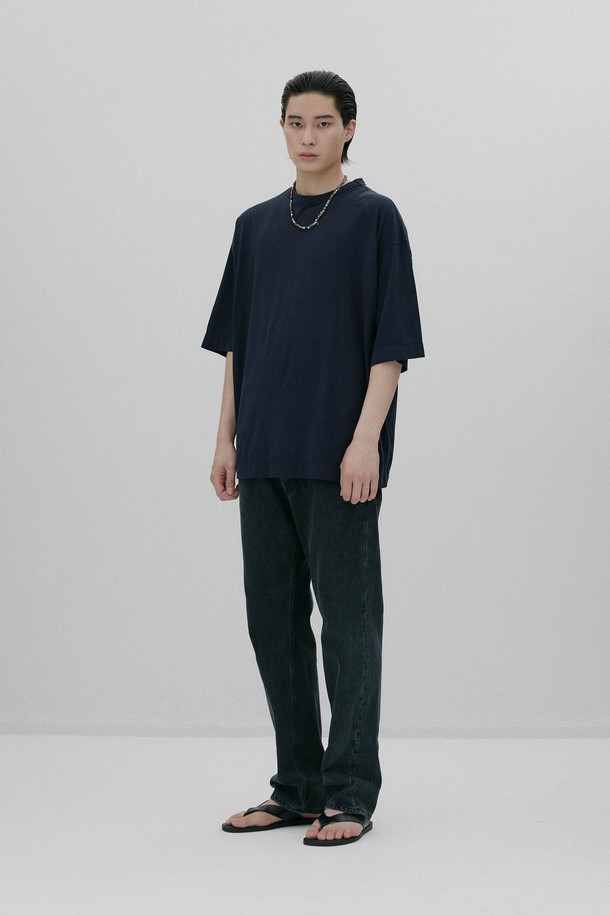 사랑유랑 오버사이즈 티셔츠 - NAVY는 베이직하면서도 캐주얼한 스타일의 공용 티셔츠입니다. 봄, 여름, 가을에 착용하기 좋으며, 일상생활에서 편안하게 활용할 수 있습니다. 얇은 두께감과 부드러운 촉감의 고밀도 코튼 소재로 제작되어 쾌적한 착용감을 선사합니다. 라운드넥과 반소매 기장, 오버핏 디자인으로 편안한 착용감을 제공하며, 뒷면에는 사랑유랑 브랜드 자수가 포인트로 더해졌습니다. 산책룩, 집콕룩 등 다양한 TPO에 맞춰 미니멀하고 클래식한 스타일을 연출해보세요.
