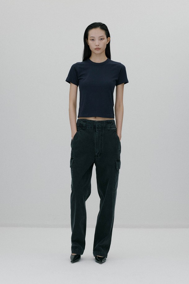 사랑유랑 핏티드 티셔츠 - 네이비는 베이직하고 미니멀한 스타일을 추구하는 남녀 모두에게 적합한 티셔츠입니다. 부드러운 촉감의 고밀도 면 소재로 제작되어 봄, 여름철 데이트룩과 카페룩에 편안하게 매치할 수 있습니다. 핏티드 디자인과 레귤러 기장으로 깔끔한 실루엣을 연출하며, 네크라인 바이어스 디테일과 뒷면 자수 로고가 은은한 포인트를 더합니다. 라운드넥과 반소매 디자인으로 어떤 스타일에도 자연스럽게 어울리는 데일리 아이템입니다.
