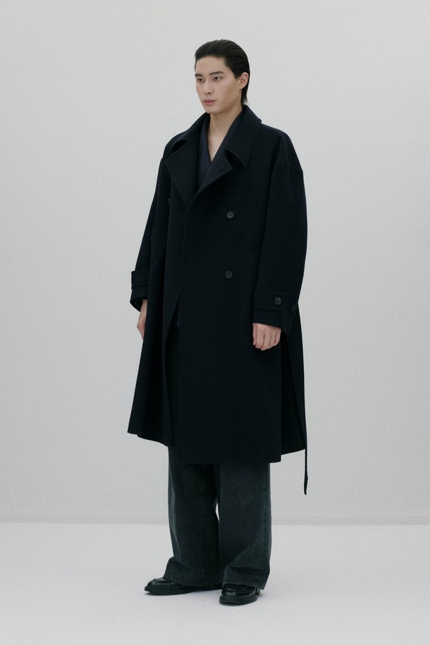 네이비 컬러의 오버사이즈드 웨이스트 벨트 코트입니다. 울과 캐시미어 혼방 소재로 제작되어 부드러운 촉감과 두꺼운 두께로 뛰어난 보온성을 자랑합니다. 클래식하고 모던한 디자인으로, 롱 기장의 더블 코트이며, 허리 부분의 웨이스트 벨트가 특징입니다. 뒷중심 벤트, 소매 밴드 버튼, 암홀 패브릭 밴드와 같은 디테일이 돋보이며, 안감은 폴리에스터와 레이온으로 마감되었습니다. 출근룩, 오피스룩, 겨울 데일리룩 등 다양한 TPO에 활용 가능하며, 미니멀하고 시크한 스타일을 연출하기 좋습니다.
