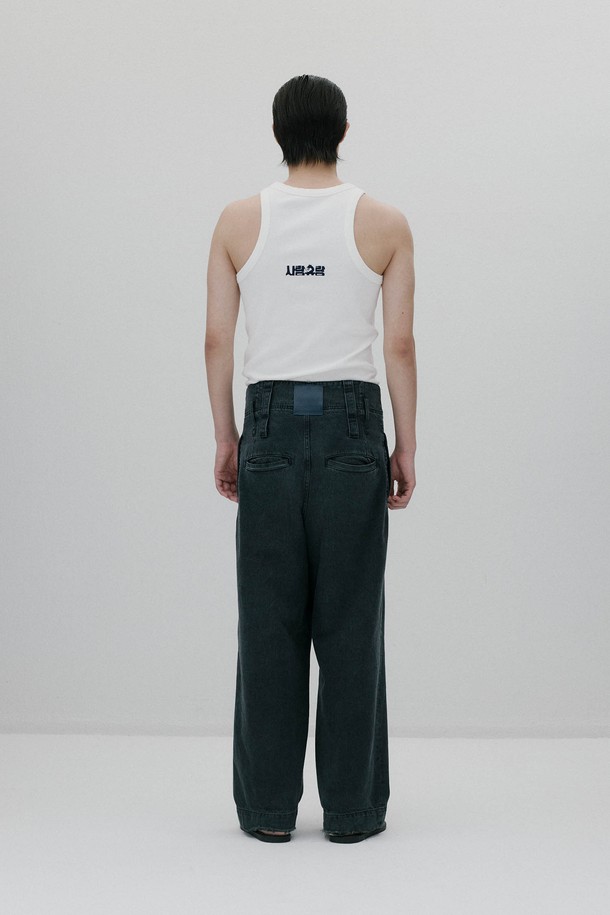 뉴 하이라이즈 와이드레그 팬츠 - BLACK는 모던하고 미니멀한 스타일을 추구하는 여성 고객을 위한 데님 와이드 팬츠입니다. 사계절 내내 착용 가능하며, 출근룩과 모임룩에 모두 잘 어울립니다. 부드러운 촉감의 두꺼운 데님 소재로 제작되었으며, 하이라이즈 디자인과 와이드핏으로 편안하면서도 시크한 실루엣을 연출합니다. 긴 벨트고리와 지퍼 여밈, 이중 걸고리 디테일이 특징이며, 블랙 컬러로 다양한 상의와 손쉽게 매치할 수 있습니다.
