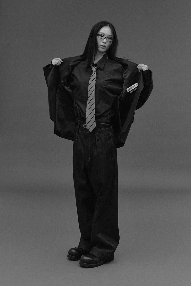 프리쉬렁크 인디고 하이라이즈 와이드레그 팬츠 - DARK BLUE는 클래식과 캐주얼 무드를 넘나드는 남녀 공용 데님 팬츠입니다. 사계절 내내 착용 가능하며, 넉넉한 루즈핏과 와이드 레그 디자인으로 편안한 착용감을 선사합니다. 프리쉬렁크 가공으로 수축 걱정 없이, 굵은 벨트고리와 긴 지퍼, 이중 걸고리 여밈으로 튼튼함을 더했습니다. 짙은 인디고 컬러의 무지 면 소재로 제작되어 데이트룩, 쇼핑룩 등 다양한 스타일에 미니멀하게 매치하기 좋습니다. 두꺼운 두께감으로 안정감 있는 착용감을 느낄 수 있습니다.
