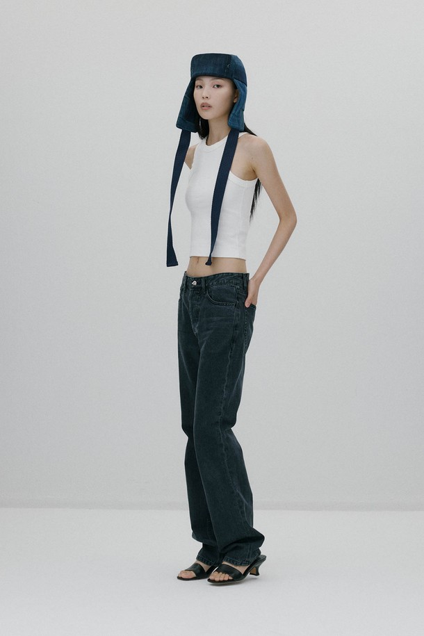 호랑지캔톤 스트레이트 레그 팬츠 - BLACK은 베이직하고 캐주얼한 스타일의 남성용 스트레이트 핏 데님 팬츠입니다. 사계절 모두 착용 가능하며, 일상복뿐만 아니라 출근룩이나 비즈니스 캐주얼로도 활용할 수 있습니다. 두꺼운 두께감과 부드러운 촉감의 데님 소재로 제작되었으며, 미드라이즈 디자인에 버튼플라이, 벨트고리, 가죽패치 디테일이 돋보입니다. 무지 패턴의 블랙 컬러로 미니멀하고 클래식한 스타일을 연출하기 좋습니다. 레귤러핏으로 편안하게 착용 가능합니다.
