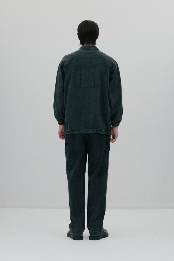 유틸리티 이지레그 팬츠 - BLACK은 사계절용 블랙 컬러의 남녀 공용 바지입니다. 데님 소재의 두꺼운 두께감과 부드러운 촉감, 레귤러핏과 이지핏의 편안한 착용감을 선사합니다. 밀리터리 스타일의 프랜치 아미팬츠 디테일과 프론트 지퍼, 높은 밀도감이 특징이며, 밴딩 처리로 활동성을 더했습니다. 출근룩과 비즈니스 캐주얼, 캐주얼, 클래식, 미니멀 스타일 연출에 적합합니다.
