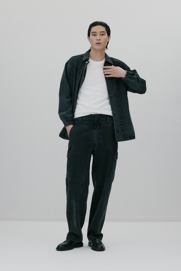 블랙 컬러의 남성용 코치 재킷입니다. 두꺼운 두께감의 나일론 소재로 제작되어 부드러운 촉감을 선사하며, 봄 시즌에 착용하기 좋습니다. 스포티한 무드의 무지 디자인에 오버핏으로 편안한 착용감을 제공합니다. 밑단 스트링 조절이 가능하여 다양한 스타일 연출이 가능하며, 스냅 버튼 여밈 방식과 긴 소매 기장으로 디자인되었습니다. 일상에서 캐주얼하고 미니멀한 스타일을 연출하기에 적합합니다.
