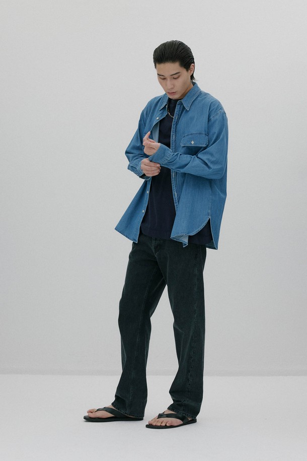 빅포켓 샴브레이 셔츠 - 블루는 클래식과 캐주얼 스타일을 모두 아우르는 남성 상의입니다. 데이트룩, 비즈니스 캐주얼에 적합하며, 미니멀한 스타일 연출에도 용이합니다. 봄, 여름 시즌에 어울리는 얇은 두께의 레귤러핏 긴소매 셔츠로, 부드러운 촉감의 데님 소재와 차이나칼라, 무지 패턴이 특징입니다. 빅포켓 디자인과 워싱 가공으로 포인트를 더했으며, 클래식한 와이셔츠 봉제 방식으로 제작되었습니다.
