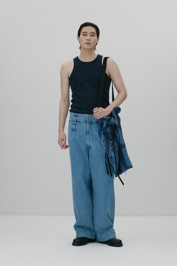 사랑유랑 슬리브리스(sleeveless) 티셔츠 - NAVY는 얇은 두께감과 부드러운 촉감의 립조직 코튼스판 소재로 제작되어 여름철 시원하게 착용하기 좋습니다. 네이비 컬러의 베이직하고 캐주얼한 디자인으로, 여행룩이나 휴가룩, 미니멀, 클래식 스타일 연출에 적합합니다. 라운드넥과 민소매 디자인으로 시원함을 더하며, 바이어스 네크라인과 암홀라인, 등허리 부분의 사랑유랑 자수 로고가 포인트입니다. 레귤러핏으로 편안하게 착용 가능하며, 일상에서 활용하기 좋은 아이템입니다.
