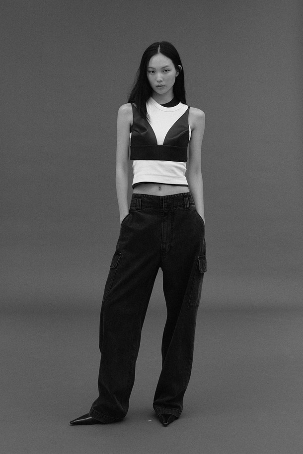 사랑유랑 슬리브리스 티셔츠 - WHITE는 부드러운 촉감의 코튼스판 소재로 제작되어 편안한 착용감을 선사합니다. 높은 밀도감의 립조직과 바이어스 네크라인 마감으로 깔끔한 실루엣을 연출하며, 등허리 부분에는 시그니처 슬로건 자수 디테일이 더해져 포인트를 줍니다. 남녀 공용으로 데일리룩, 여행룩 등 다양한 TPO에 활용하기 좋으며, 캐주얼, 미니멀, 클래식 스타일을 즐기는 분들께 추천합니다. 레귤러핏 라운드넥 디자인의 민소매 티셔츠로, 여름철 시원하게 즐길 수 있습니다.
