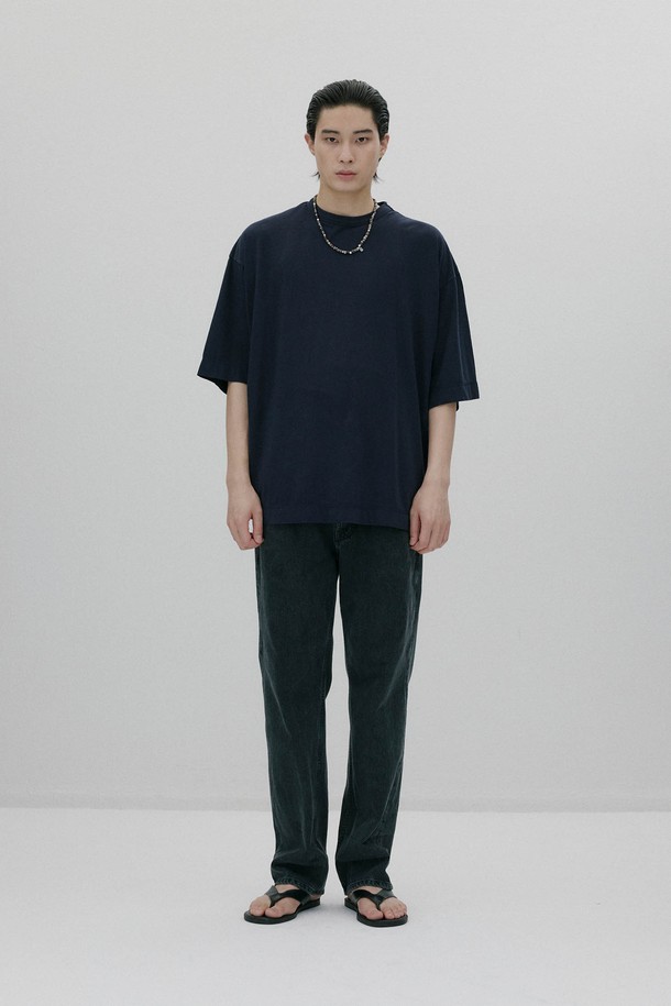 사랑유랑 오버사이즈 티셔츠 - NAVY는 베이직하면서도 캐주얼한 스타일의 공용 티셔츠입니다. 봄, 여름, 가을에 착용하기 좋으며, 일상생활에서 편안하게 활용할 수 있습니다. 얇은 두께감과 부드러운 촉감의 고밀도 코튼 소재로 제작되어 쾌적한 착용감을 선사합니다. 라운드넥과 반소매 기장, 오버핏 디자인으로 편안한 착용감을 제공하며, 뒷면에는 사랑유랑 브랜드 자수가 포인트로 더해졌습니다. 산책룩, 집콕룩 등 다양한 TPO에 맞춰 미니멀하고 클래식한 스타일을 연출해보세요.
