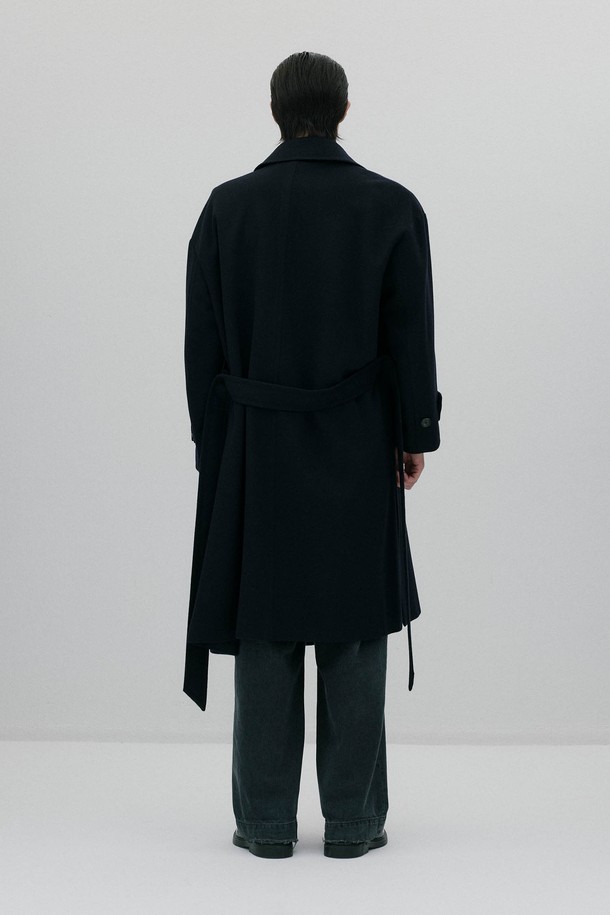 네이비 컬러의 오버사이즈드 웨이스트 벨트 코트입니다. 울과 캐시미어 혼방 소재로 제작되어 부드러운 촉감과 두꺼운 두께로 뛰어난 보온성을 자랑합니다. 클래식하고 모던한 디자인으로, 롱 기장의 더블 코트이며, 허리 부분의 웨이스트 벨트가 특징입니다. 뒷중심 벤트, 소매 밴드 버튼, 암홀 패브릭 밴드와 같은 디테일이 돋보이며, 안감은 폴리에스터와 레이온으로 마감되었습니다. 출근룩, 오피스룩, 겨울 데일리룩 등 다양한 TPO에 활용 가능하며, 미니멀하고 시크한 스타일을 연출하기 좋습니다.
