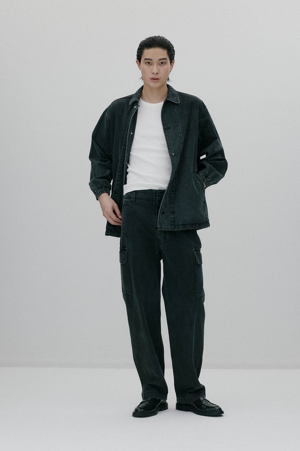 블랙 컬러의 남성용 코치 재킷입니다. 두꺼운 두께감의 나일론 소재로 제작되어 부드러운 촉감을 선사하며, 봄 시즌에 착용하기 좋습니다. 스포티한 무드의 무지 디자인에 오버핏으로 편안한 착용감을 제공합니다. 밑단 스트링 조절이 가능하여 다양한 스타일 연출이 가능하며, 스냅 버튼 여밈 방식과 긴 소매 기장으로 디자인되었습니다. 일상에서 캐주얼하고 미니멀한 스타일을 연출하기에 적합합니다.
