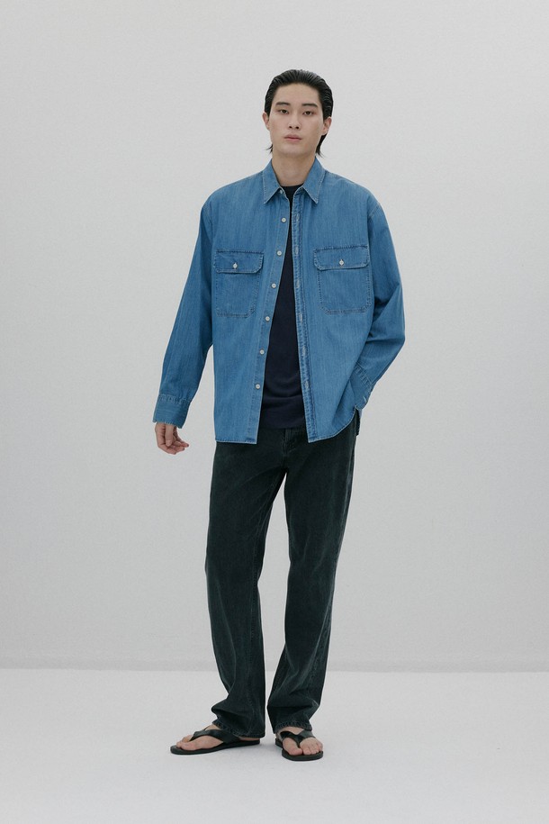 빅포켓 샴브레이 셔츠 - 블루는 클래식과 캐주얼 스타일을 모두 아우르는 남성 상의입니다. 데이트룩, 비즈니스 캐주얼에 적합하며, 미니멀한 스타일 연출에도 용이합니다. 봄, 여름 시즌에 어울리는 얇은 두께의 레귤러핏 긴소매 셔츠로, 부드러운 촉감의 데님 소재와 차이나칼라, 무지 패턴이 특징입니다. 빅포켓 디자인과 워싱 가공으로 포인트를 더했으며, 클래식한 와이셔츠 봉제 방식으로 제작되었습니다.
