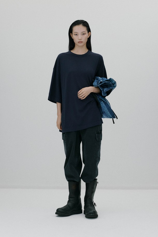 사랑유랑 오버사이즈 티셔츠 - NAVY는 베이직하면서도 캐주얼한 스타일의 공용 티셔츠입니다. 봄, 여름, 가을에 착용하기 좋으며, 일상생활에서 편안하게 활용할 수 있습니다. 얇은 두께감과 부드러운 촉감의 고밀도 코튼 소재로 제작되어 쾌적한 착용감을 선사합니다. 라운드넥과 반소매 기장, 오버핏 디자인으로 편안한 착용감을 제공하며, 뒷면에는 사랑유랑 브랜드 자수가 포인트로 더해졌습니다. 산책룩, 집콕룩 등 다양한 TPO에 맞춰 미니멀하고 클래식한 스타일을 연출해보세요.
