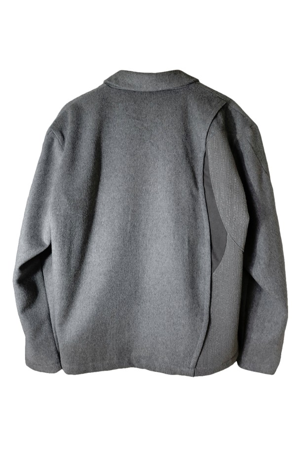 ENGULF 재킷 그레이는 미니멀하고 베이직한 스타일을 추구하는 분들을 위한 공용 자켓입니다. 봄, 가을에 적합하며, 오버핏으로 편안한 착용감을 선사합니다. 무지 디자인의 레귤러 기장 긴소매 자켓으로, 다양한 룩에 활용하기 좋습니다. 클래식한 무드를 더해 일상에서 폭넓게 활용할 수 있는 아이템입니다.
