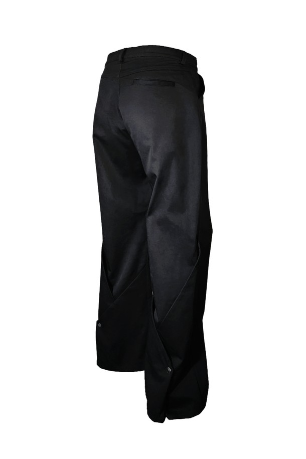 **BALANCED 버튼 팬츠**는 미니멀하고 시크한 스타일을 추구하는 여성분을 위한 데일리 팬츠입니다. 봄, 가을에 어울리는 긴 기장의 와이드 핏 바지로, 블랙 컬러의 무지 디자인이 특징입니다. 출근룩으로도 손색없는 클래식한 매력을 선사하며, 버튼 디테일이 돋보이는 디자인입니다. 루즈핏으로 편안한 착용감을 제공합니다.
