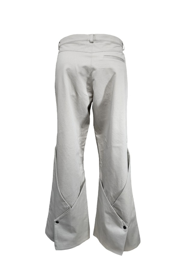 BALANCED BUTTON PANTS (밸런스 버튼 팬츠)는 미니멀하고 베이직한 스타일의 여성용 바지입니다. 봄, 여름에 착용하기 좋으며, 화이트 색상의 긴 기장 와이드 핏으로 제작되었습니다. 얇은 두께감의 무지 패턴으로, 출근룩과 모임룩 모두에 활용 가능합니다. 버튼 디테일이 돋보이는 루즈핏 디자인입니다.
