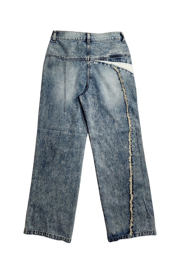 IMBALANCE LEATHER DENIM (임밸런스 레더 데님)은 남녀 모두 착용 가능한 바지입니다. 두꺼운 두께감의 데님과 가죽 소재가 믹스 매치되어 뻣뻣한 촉감을 선사하며, 레귤러 핏으로 제작되었습니다. 스트릿, 캐주얼, 미니멀 스타일을 즐기는 분들께 추천하며, 봄, 가을 모임룩으로 활용하기 좋습니다. 언밸런스 디자인과 가죽 패치워크 디테일이 돋보이는 긴바지로, 개성 있는 스타일을 연출할 수 있습니다.
