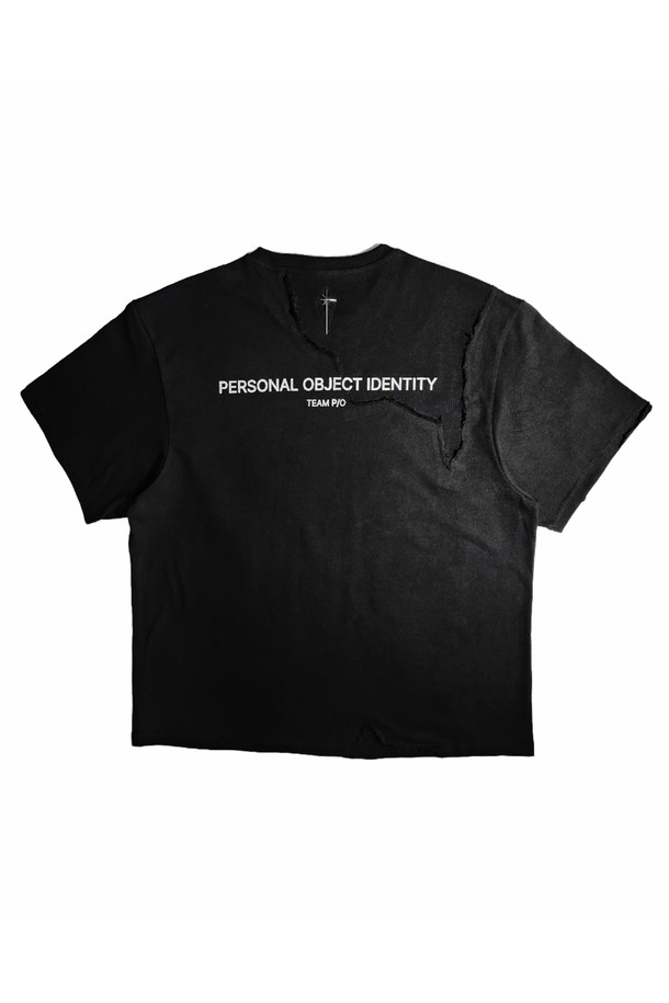 블랙 컬러의 TEAM T - 2 크롭 티셔츠입니다. 남녀 모두 착용 가능하며, 봄, 여름, 가을에 산책룩, 미니멀, 스트릿, 캐주얼 스타일로 연출하기 좋습니다. 면 소재로 제작되어 부드러운 촉감을 선사하며, 오버핏으로 편안하게 착용할 수 있습니다. 라운드넥에 반소매 디자인으로, 로고 또는 프린트 패턴이 특징입니다. 얇은 두께감으로 가볍게 즐겨 입기 좋은 아이템입니다.
