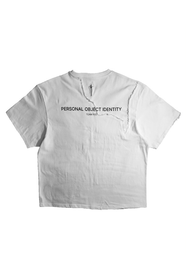 "TEAM T - 2"는 미니멀한 스타일의 남녀 공용 크롭 티셔츠입니다. 부드러운 면 소재로 제작되어 편안한 착용감을 제공하며, 봄, 여름 시즌에 적합합니다. 라운드넥과 반소매 디자인, 오버핏으로 트렌디한 핏을 연출합니다. 심플한 레터링 디자인이 돋보이는 화이트 컬러의 티셔츠로, 일상복으로 활용하기 좋습니다. 얇은 두께감으로 시원하게 착용할 수 있습니다.
