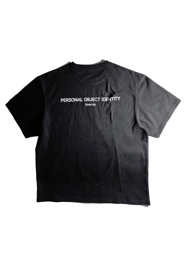 TEAM T - 3 티셔츠는 미니멀하고 베이직한 스타일을 추구하는 분들을 위한 크롭 기장의 오버핏 티셔츠입니다. 부드러운 촉감의 면 소재로 제작되어 봄, 여름, 가을, 계절에 시원하게 착용할 수 있습니다. 라운드넥 디자인에 심플한 레터링 디테일이 돋보이며, 블랙 컬러로 어떤 옷에도 잘 어울립니다. 반소매 디자인으로 활동성을 높였으며, 캐주얼한 무드를 연출하기 좋습니다. 데일리룩에 포인트 아이템으로 활용하기 좋은 티셔츠입니다.
