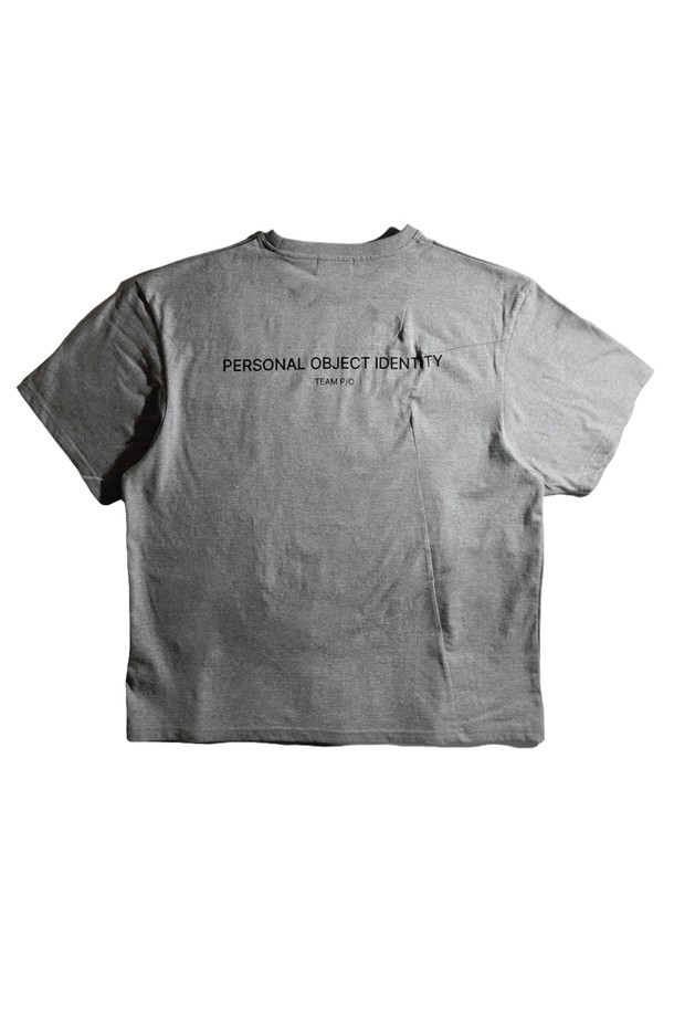 TEAM T - 3 (팀 티 - 3)는 미니멀하고 베이직한 스타일의 남녀 공용 상의입니다. 부드러운 면 소재로 제작되어 봄, 여름, 가을 쾌적하게 착용할 수 있습니다. 레귤러 핏에 라운드넥 디자인이며, 심플한 레터링 로고가 포인트로 들어가 있습니다. 반소매 기장으로 일상에서 캐주얼하게 활용하기 좋습니다. 그레이 컬러로 다양한 하의와 쉽게 매치할 수 있습니다.
