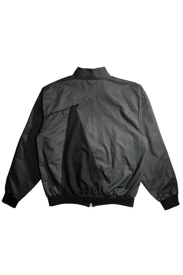 EL 데미지드 재킷은 남녀 모두 착용 가능한 캐주얼 스타일의 자켓입니다. 봄, 가을에 적합하며, 무지 패턴의 블랙 컬러로 미니멀한 느낌을 줍니다. 얇은 두께의 나일론 소재로 제작되었으며, 뻣뻣한 촉감과 레귤러 핏을 제공합니다. 긴 소매와 집업 스타일, 데미지 디테일이 특징입니다.
