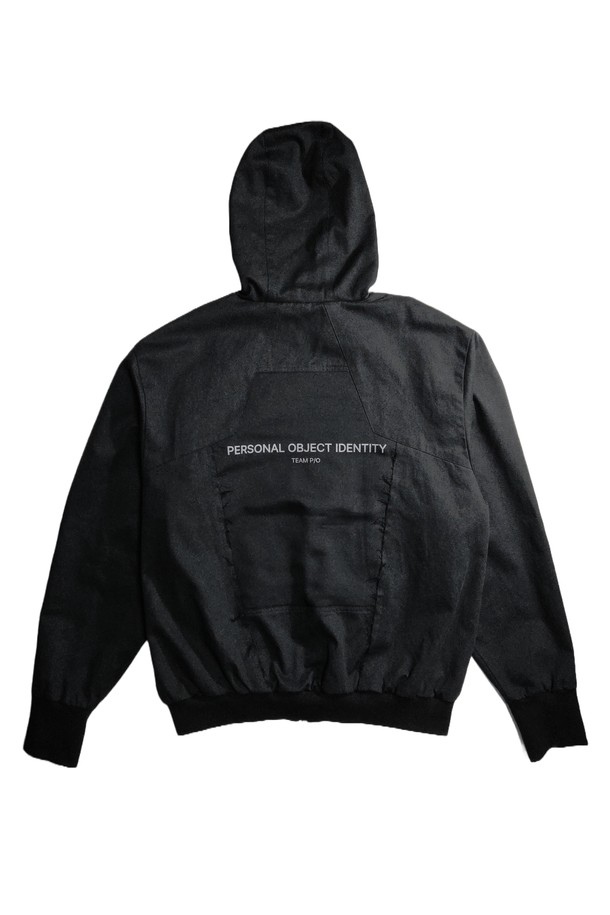 EL 후디 재킷은 스트릿 및 캐주얼 스타일을 모두 아우르는 공용 후드 자켓입니다. 봄, 가을에 적합하며, 부드러운 면 소재로 제작되어 편안한 착용감을 선사합니다. 무지 디자인에 오버핏 크롭 기장으로 트렌디함을 더했고, 블랙 컬러로 어떤 스타일에도 쉽게 매치할 수 있습니다. 집업 형태로 간편하게 착용 가능하며, 후드와 로고 프린트 디테일이 특징입니다.
