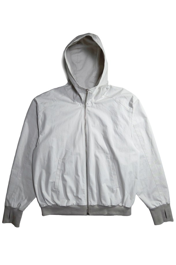 EL 후디 재킷은 일상생활에서 편안하게 착용하기 좋은 후드 자켓입니다. 그레이 컬러의 무지 디자인으로 어떤 스타일에도 잘 어울리며, 캐주얼하고 스포티한 무드를 연출합니다. 봄, 가을 간절기에 적합하며, 부드러운 면 소재로 제작되어 편안한 착용감을 선사합니다. 루즈핏 크롭 기장으로 활동성을 높였으며, 립 디테일과 집업 방식으로 세련된 디자인을 완성했습니다. 산책룩으로 활용하기 좋으며, 긴 소매와 후드 디자인으로 실용성을 더했습니다.
