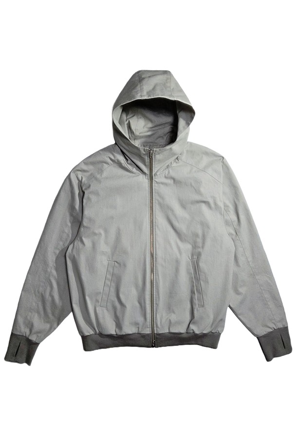 EL 후디 재킷은 일상생활에서 편안하고 스타일리시하게 연출할 수 있는 공용 후드 재킷입니다. 그레이 색상에 무지 디자인으로, 어떤 옷에도 쉽게 매치할 수 있습니다. 봄, 가을 시즌에 적합하며, 얇은 두께감으로 가볍게 걸치기 좋습니다. 루즈핏 크롭 기장으로 트렌디한 스타일을 연출하며, 집업 방식으로 간편하게 착용할 수 있습니다. 후드와 립 디테일이 스포티하면서도 캐주얼한 무드를 더합니다.
