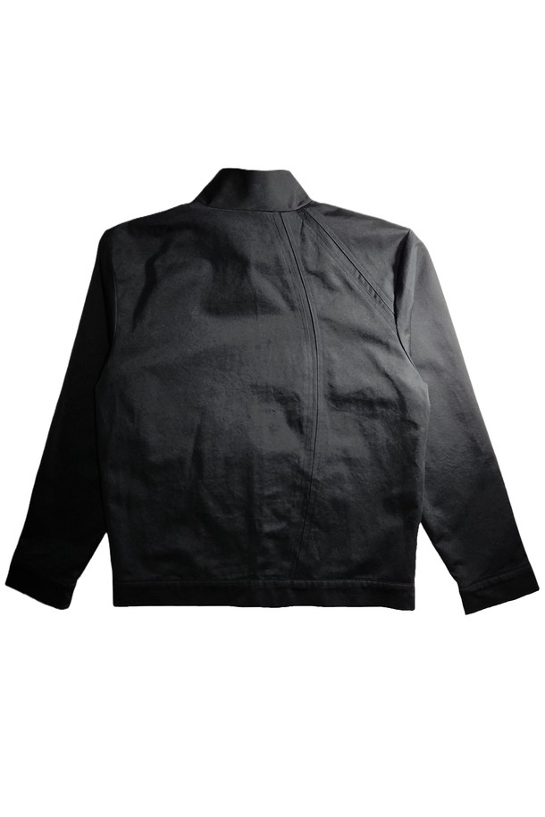 EL(엘) CURVED(커브드) 재킷은 여성용 아우터로, 봄, 가을에 어울리는 얇은 두께감의 블랙 컬러 자켓입니다. 미니멀하고 베이직한 스타일의 무지 패턴으로, 출근룩과 모임룩에 모두 잘 어울립니다. 레귤러핏의 크롭 기장이며, 집업 방식으로 간편하게 착용할 수 있습니다. 곡선 디자인이 특징이며, 캐주얼한 코트 타입으로 다양한 스타일을 연출할 수 있습니다. 긴 소매 기장으로, 간절기에 유용하게 활용할 수 있습니다.
