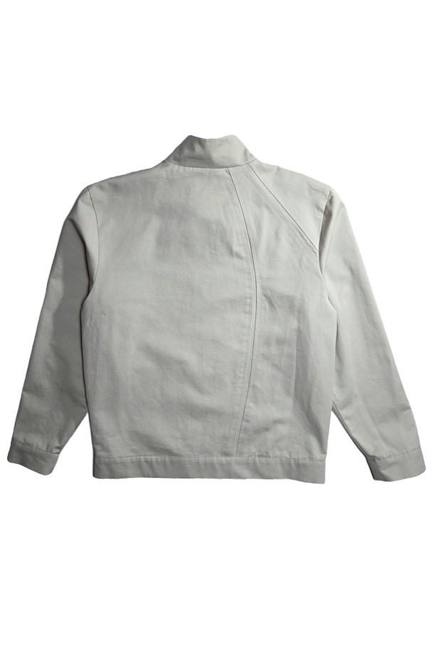 EL 커브드 재킷은 여성 고객을 위한 미니멀하고 베이직한 스타일의 크롭 기장 자켓입니다. 봄, 가을에 어울리는 얇은 두께의 면 소재로 제작되었으며, 아이보리와 화이트 두 가지 색상으로 만나볼 수 있습니다. 곡선 디자인이 특징이며, 뻣뻣한 촉감과 오픈 스타일의 여밈 방식으로 편안하게 착용 가능합니다. 데이트룩, 모임룩 등 다양한 TPO에 활용 가능하며, 캐주얼, 클래식 스타일을 즐겨 입는 분들께 추천합니다. 루즈핏으로 제작되어 편안한 착용감을 선사하며, 긴 소매 디자인으로 부드러운 실루엣을 연출합니다.
