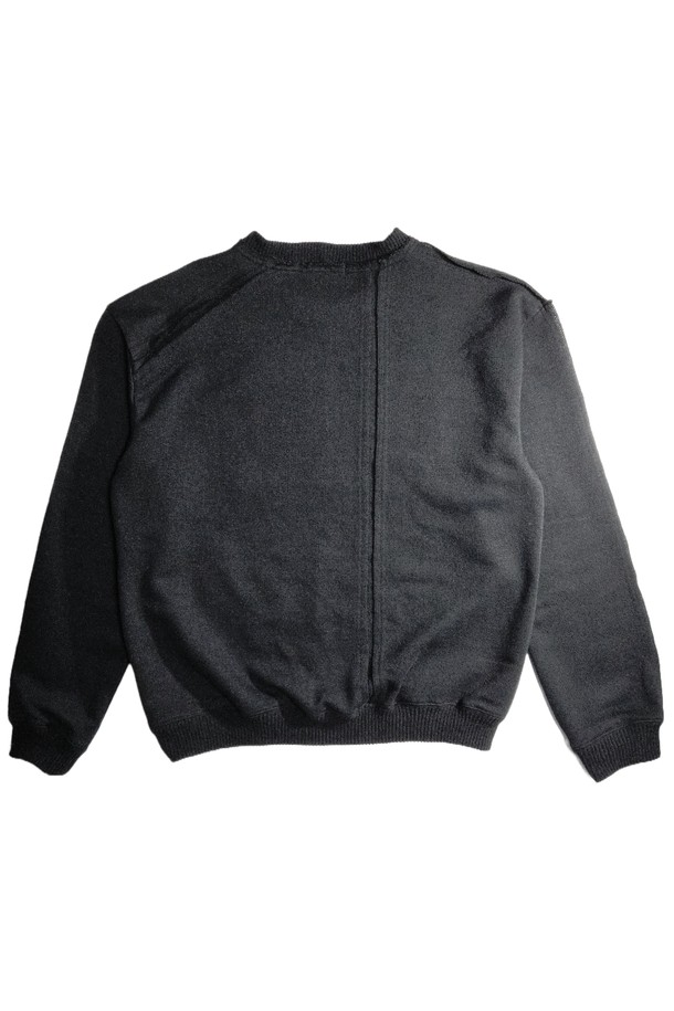 EL 울 스웨터 그레이는 부드러운 촉감의 울 소재로 제작되어 가을, 겨울 시즌에 따뜻하게 착용할 수 있는 남녀 공용 스웨터입니다. 라운드넥 디자인과 레귤러핏으로 제작되어 베이직하면서도 활용도가 높으며, 출근룩이나 비즈니스 캐주얼에도 잘 어울립니다. 무지 패턴의 긴소매 디자인으로 클래식, 미니멀, 캐주얼 등 다양한 스타일을 연출할 수 있습니다. 두꺼운 두께감으로 보온성을 높였으며, 데일리룩으로 편안하게 즐겨 입기 좋습니다.
