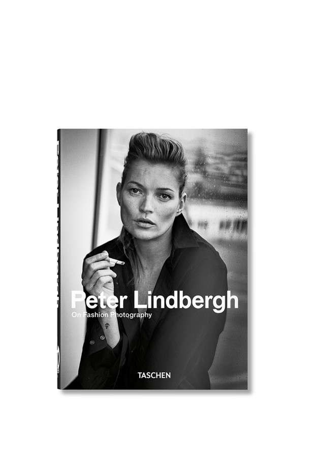 [TASCHEN] 피터 린드버그. 온 패션 포토그래피. 40주년 기념 에디션은 패션 사진의 거장, 피터 린드버그의 작품을 담은 도서입니다. 패션 사진 분야의 혁신적인 시도와 시대를 초월하는 그의 사진들을 엄선하여 수록했습니다. 40주년을 기념하여 특별 제작된 이 에디션은 린드버그의 예술 세계를 깊이 있게 탐구할 수 있도록 돕습니다. 패션, 사진, 예술에 관심 있는 모든 독자에게 소장 가치를 더할 훌륭한 작품입니다.

