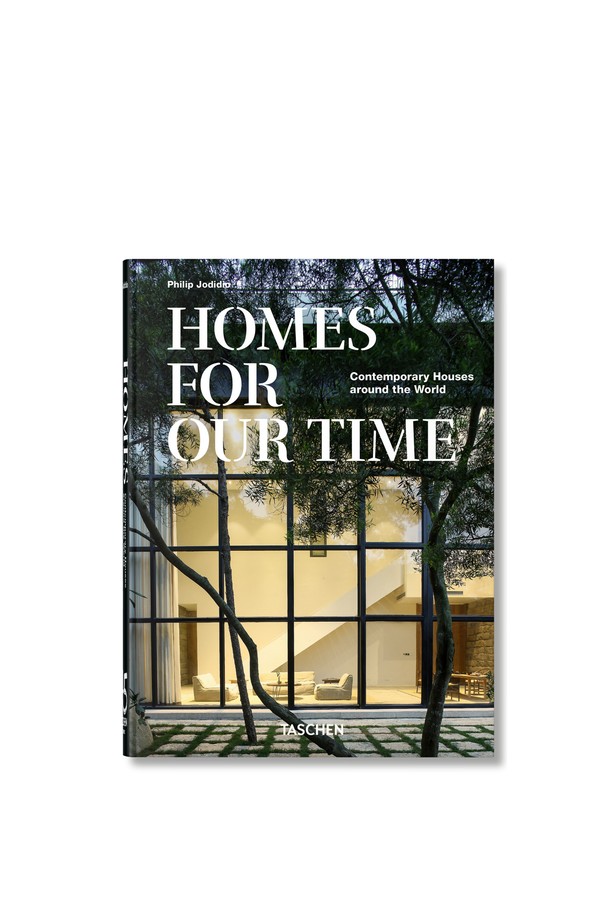 [TASCHEN] Homes For Our Time. Contemporary Houses around the World. 45th Ed.는 전 세계 현대 주택을 담은 도서입니다. CUTLER ANDERSON, GO HASEGAWA, VO TRONG NGHIA의 건축 디자인을 만나볼 수 있습니다. TASCHEN에서 출판되었으며, 45주년 기념판으로 소장 가치를 더합니다. 현대 건축에 대한 깊이 있는 통찰력을 제공하는 이 책은 디자인 애호가에게 훌륭한 선물이 될 것입니다. 시대를 초월하는 아름다움을 담은 주택들의 향연을 감상해 보세요.
