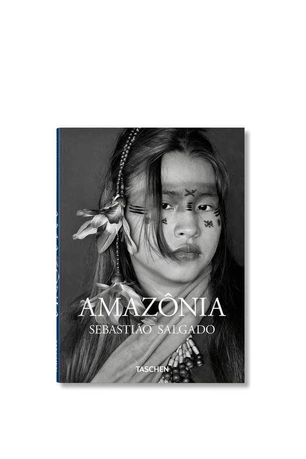 [TASCHEN] 세바스티앙 살가도(Sebastiao Salgado)의 "아마조니아(Amazonia)"는 아마존 열대 우림의 웅장함을 담아낸 도서입니다. 이 책은 사진 작가 세바스티앙 살가도가 6년간 아마존을 탐험하며 기록한 방대한 사진들을 수록하고 있습니다. 광활한 자연과 그 속에서 살아가는 사람들의 모습을 생생하게 담아, 독자들에게 깊은 인상을 선사합니다. "아마조니아(Amazonia)"는 예술적인 사진과 함께 아마존에 대한 깊이 있는 이해를 제공하는 특별한 도서입니다.
