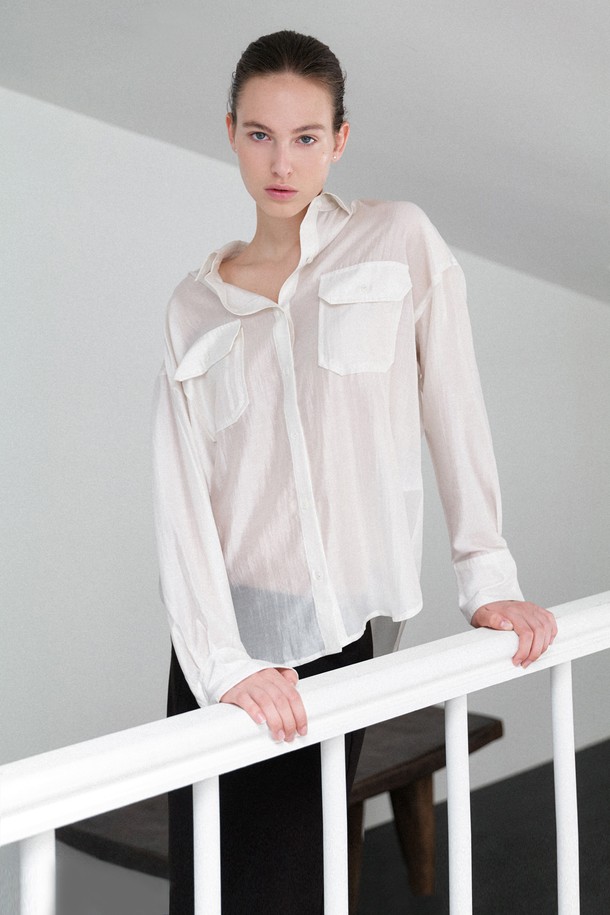 "Gleaming Loose Pocket Shirt (쉘 아이보리)" 셔츠는 텐셀과 폴리에스테르 혼방 소재로 제작되어 부드러운 촉감과 은은한 광택감을 선사합니다. 얇은 두께감과 루즈핏 디자인으로 편안한 착용감을 제공하며, 봄, 여름 시즌에 활용하기 좋습니다. 자연스러운 접힘 칼라와 자개 단추 디테일, 포켓 디테일이 더해져 미니멀하면서도 엘레강스한 분위기를 연출합니다. 쉘 아이보리, 로지 핑크, 커스터드 옐로우 3가지 컬러로 출시되어 데이트룩, 카페룩, 오피스룩 등 다양한 TPO에 클래식하고 미니멀한 스타일을 더할 수 있습니다. 비침이 있는 소재로, 이너웨어 선택에 따라 다양한 스타일을 연출할 수 있습니다.
