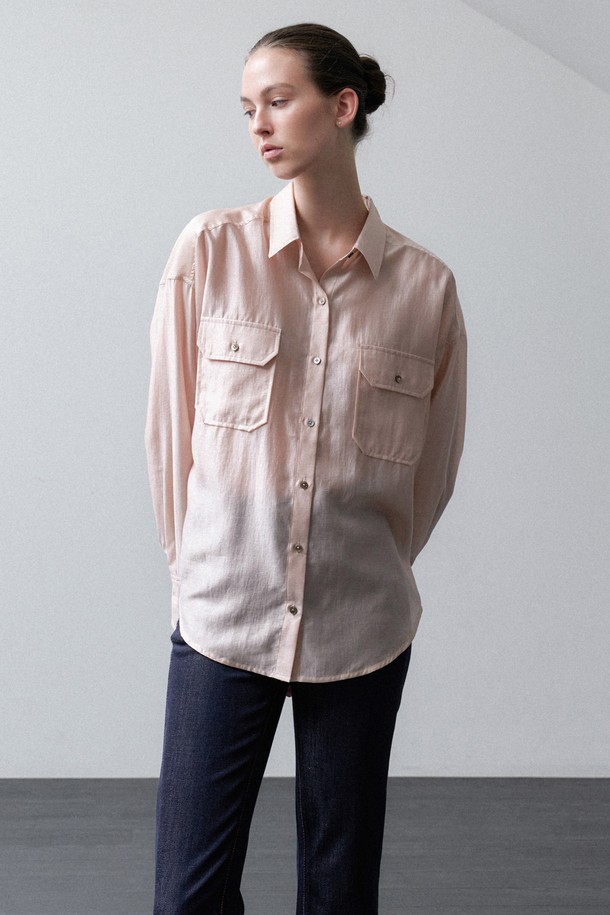 Gleaming Loose Pocket Shirt(글리밍 루즈 포켓 셔츠)는 로지 핑크, 쉘 핑크, 쉘 아이보리, 커스터드 옐로우 등 다채로운 컬러로 만나볼 수 있는 여성 셔츠/블라우스입니다. 얇고 부드러운 텐셀과 폴리에스테르 혼방 소재로 제작되어 봄, 여름 시즌에 시원하게 착용 가능하며, 루즈핏 디자인으로 편안한 착용감을 선사합니다. 광택감 있는 소재와 진주 버튼 디테일, 내추럴한 접힘 카라가 엘레강스하면서도 미니멀한 무드를 연출하며, 포켓 디테일로 실용성을 더했습니다. 데이트룩, 카페룩, 오피스룩 등 다양한 TPO에 클래식, 미니멀, 로맨틱 스타일로 활용하기 좋으며, 레이어드하여 더욱 스타일리시하게 연출할 수 있습니다.
