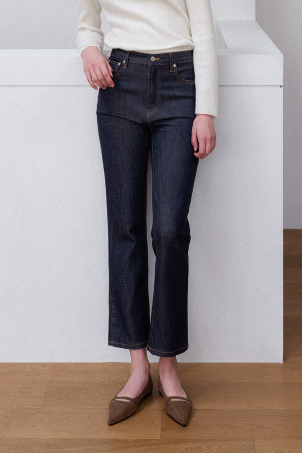 Mia 스트레이트 플레어 데님 (다크 인디고)은 베이직하고 미니멀한 스타일을 추구하는 여성 고객을 위한 데님 팬츠입니다. 사계절 내내 활용 가능한 이 바지는 크롭 기장으로, 데이트룩이나 쇼핑룩에 적합합니다. 면과 스판덱스 혼방 소재로 제작되어 신축성 있는 편안한 착용감을 선사하며, 자연스러운 워싱과 시간이 지날수록 색감이 발달하는 특징을 가지고 있습니다. 스트레이트 핏과 부츠컷의 매력을 동시에 느낄 수 있는 디자인으로, 실용적인 데일리룩을 완성해 보세요. 무지 디자인으로 어떤 상의와도 쉽게 매치할 수 있습니다.
