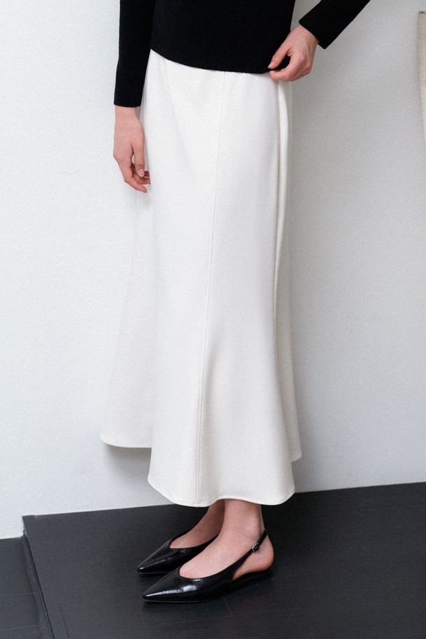 베라 머메이드 밴딩 스커트 (크림)는 우아하고 엘레강스한 스타일을 연출하는 여성용 머메이드 스커트입니다. 부드러운 촉감의 폴리에스테르와 스판덱스 혼방 소재로 제작되어 편안한 착용감을 선사하며, 사계절 내내 활용 가능합니다. 허리 전체 밴딩 처리로 편안함을 더했으며, 슬림핏 디자인과 세로 절개선 디테일이 시각적인 아름다움을 강조합니다. 구김 방지 기능과 신축성 있는 원단으로 활동성을 높였으며, 데이트룩, 모임룩, 오피스룩 등 다양한 TPO에 매치하여 클래식, 미니멀, 시크한 스타일을 연출할 수 있습니다.
