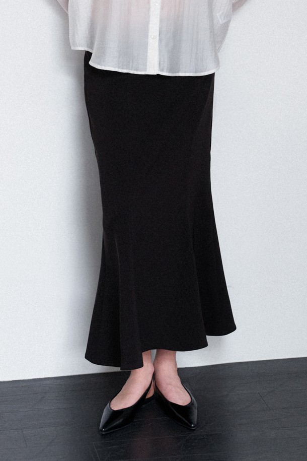 Vera Mermaid Banding Skirt (블랙)는 우아하고 엘레강스한 무드를 연출하는 여성용 머메이드 스커트입니다. 부드러운 촉감의 폴리에스테르와 스판덱스 혼방 소재로 제작되어 사계절 내내 편안하게 착용할 수 있습니다. 허리 전체 밴딩과 슬림핏 디자인으로 허리는 더욱 잘록하게, 다리는 길어 보이는 효과를 선사합니다. 구김 방지 기능과 뛰어난 신축성으로 활동성을 높였으며, 세로 절개 라인이 세련된 실루엣을 완성합니다. 데이트룩, 오피스룩, 모임룩 등 다양한 TPO에 클래식, 미니멀, 시크 스타일로 연출하기 좋습니다.
