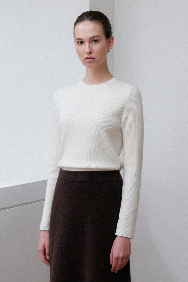 Elva Cashmere Wool Knit Pullover (아이보리)는 부드러운 촉감의 캐시미어와 울 프리미엄 원사를 혼방하여 제작된 여성용 니트 풀오버입니다. 라운드넥에 레귤러핏으로, 가을과 겨울에 포근하게 착용할 수 있습니다. 미니멀하고 클래식한 스타일로, 데이트룩, 카페룩, 겨울 데일리룩 등 다양한 TPO에 활용 가능합니다. 얇은 두께감으로 답답함 없이 착용할 수 있으며, 진주 라벨 디테일과 고급 니팅 기법이 더해져 고급스러움을 더합니다. 아이보리 및 블랙 두 가지 색상으로 출시되었습니다.
