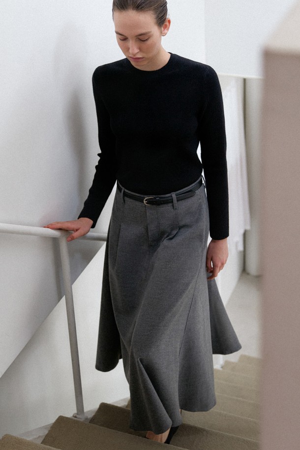 Lian 클래식 플레어 스커트 (그레이)는 텐셀, 레이온, 나일론, 스판덱스 혼방 소재로 제작되어 부드러운 촉감을 선사합니다. 플레어 핏과 무지 디자인이 어우러져 클래식하면서도 세련된 분위기를 연출하며, 사계절 내내 활용 가능합니다. 사이드 슬릿 포켓과 벨트 루프 디테일이 더해져 실용성을 높였으며, 깔끔한 실루엣으로 오피스룩, 모임룩, 데이트룩 등 다양한 TPO에 잘 어울립니다. 미니멀하고 시크한 스타일을 선호하는 여성분들께 추천합니다.
