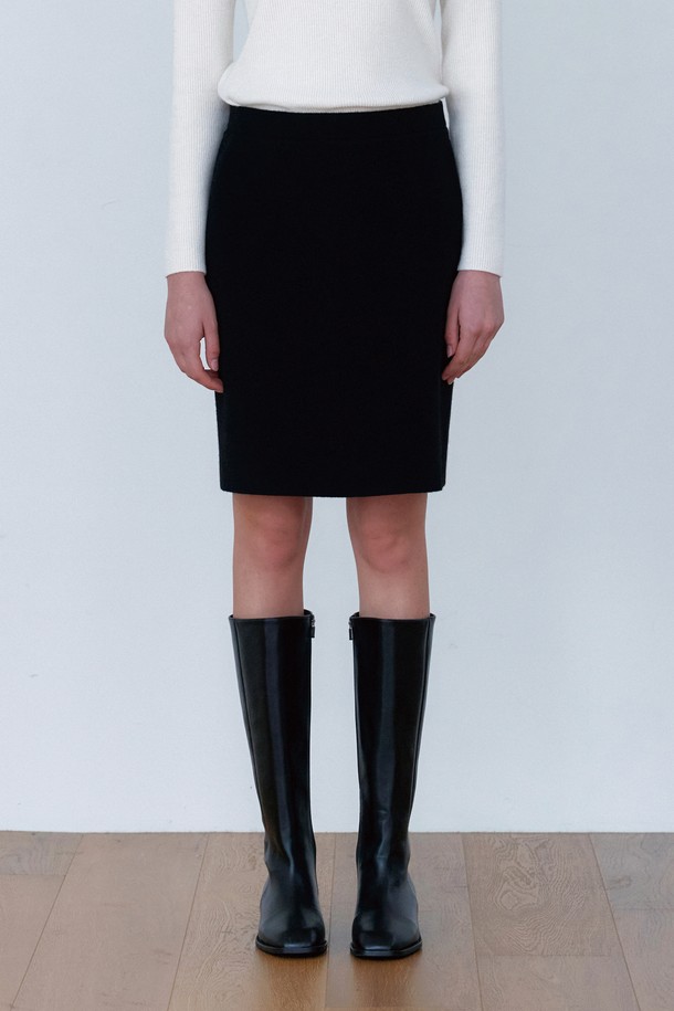 Siena 울 블렌드 미디 스커트 (블랙)는 미니멀하고 클래식한 스타일을 추구하는 여성들을 위한 아이템입니다. 부드러운 촉감의 울 블렌드 소재로 제작되어 가을, 겨울 시즌에 따뜻하게 착용할 수 있습니다. 슬림핏 H라인 디자인으로, 오피스룩, 출근룩, 모임룩 등 다양한 TPO에 활용 가능합니다. 무지 패턴의 블랙 컬러는 어떤 상의와도 쉽게 매치되어 시크한 매력을 연출합니다. 심플한 디자인과 기본 실루엣으로 유행을 타지 않고 오래도록 즐겨 입을 수 있습니다.
