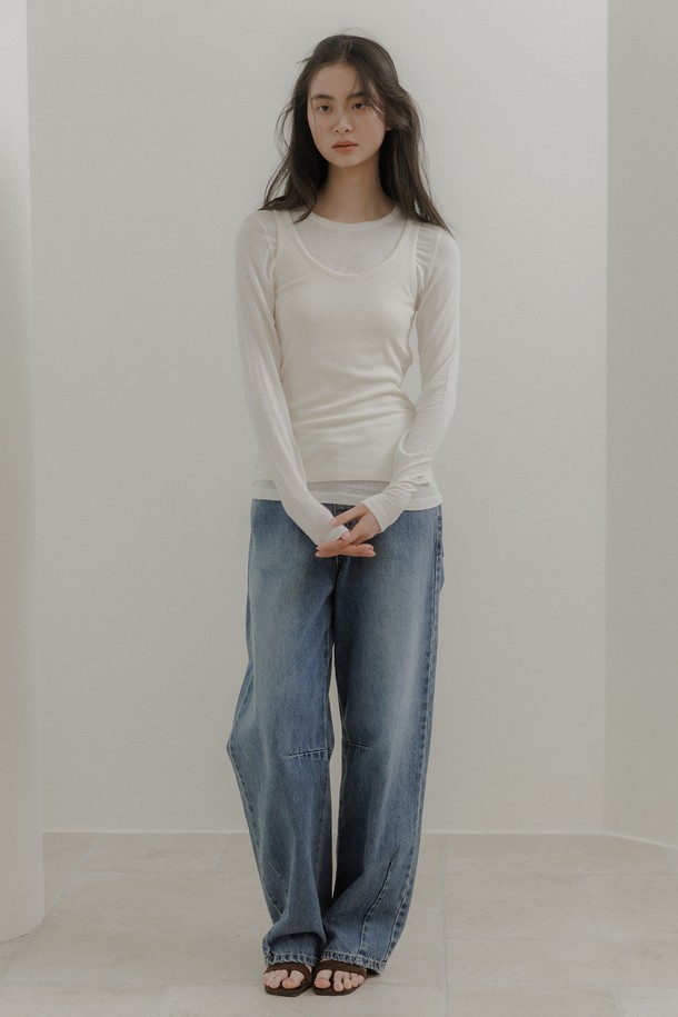 부드러운 촉감이 돋보이는 뉴울 베이직 티셔츠 [아이보리]입니다. 아크릴, 레이온, 울, 스판덱스 혼방 소재로 제작되어 얇지만 따뜻한 겨울철 레이어드 아이템으로 적합합니다. 라운드넥에 레귤러핏으로 제작되었으며, 무지 디자인에 센터백 심라인 디테일과 하이라이즈 디테일이 특징입니다. 신축성이 있어 편안한 착용감을 선사하며, 미니멀, 클래식, 캐주얼 스타일을 즐겨 입는 여성분들께 추천합니다. 겨울 데일리룩이나 집콕룩으로 활용하기 좋습니다.
