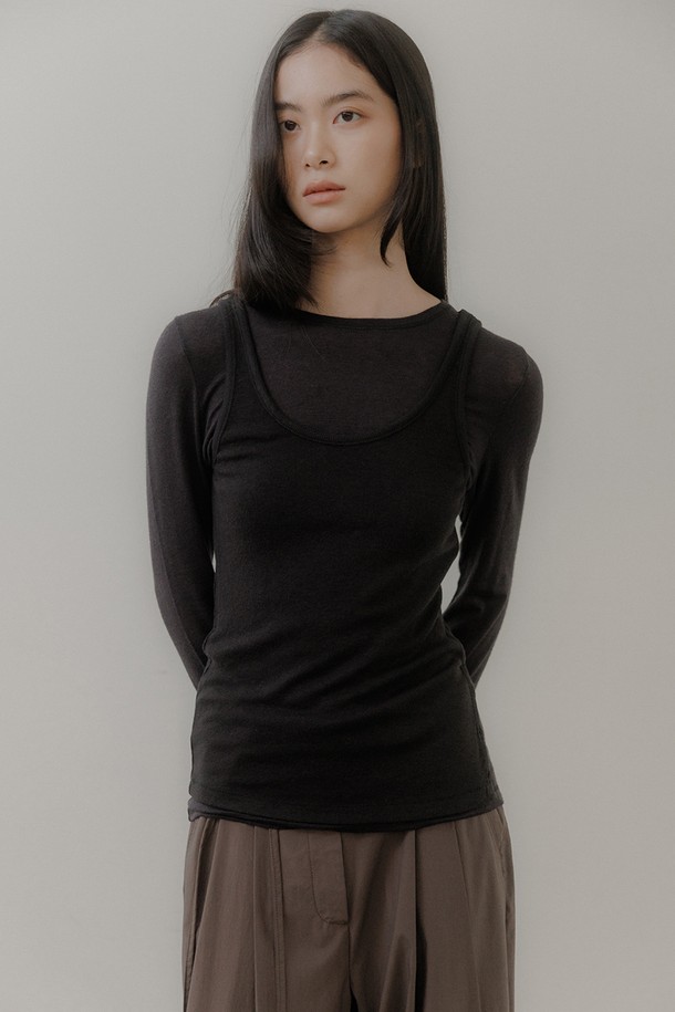 **뉴울 베이직 티셔츠 [블랙]**는 겨울철 여성 데일리룩, 집콕룩, 오피스룩에 어울리는 베이직 스타일의 긴소매 티셔츠입니다. 슬림핏 라운드넥 디자인으로, 아크릴, 레이온, 울, 스판덱스 혼방 소재로 제작되어 부드러운 촉감과 신축성을 제공합니다. 얇은 두께감으로 이너로 활용하기 좋으며, 등 중심 시접 디테일이 특징입니다. 스판덱스 혼방으로 활동성을 높였으며, 레이어드 스타일링에도 용이합니다. 미니멀, 클래식, 캐주얼 무드를 연출할 수 있는 블랙 컬러의 무지 티셔츠입니다.
