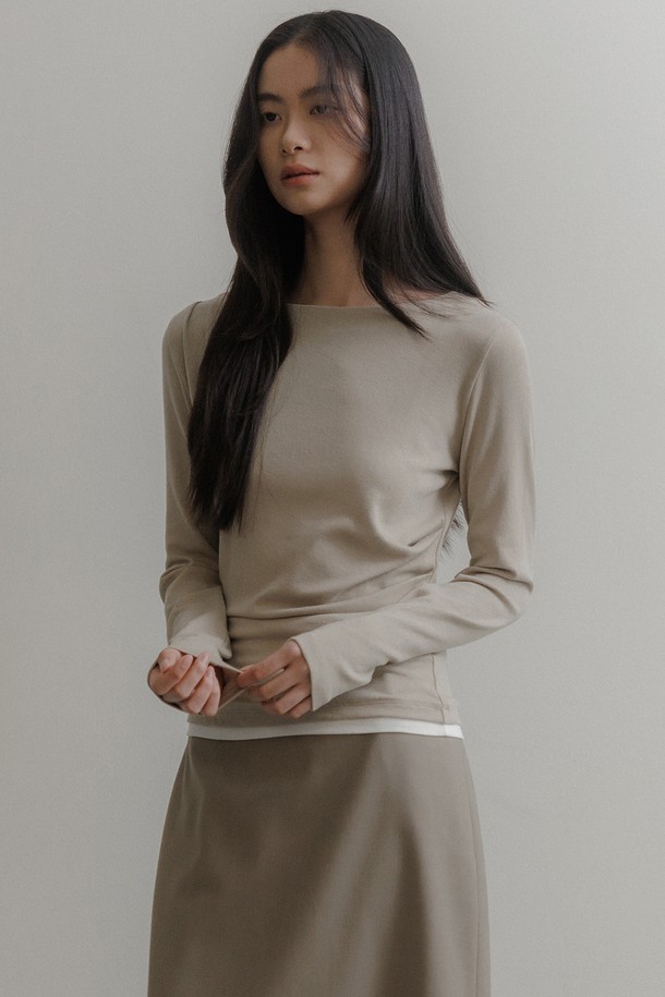 미니멀하고 베이직한 스타일의 여성 레이어드 턱크 티셔츠입니다. 부드러운 촉감의 베이지 컬러로, 봄, 가을에 활용하기 좋은 아이템입니다. 라운드넥에 긴 소매, 레귤러 핏으로 편안하게 착용할 수 있으며, 레이어드 디자인과 구조적인 실루엣이 특징입니다. 데이트룩, 카페룩 등 다양한 TPO에 세련된 스타일을 연출해 보세요. 레이어드 스타일링이 용이하여, 다채로운 코디를 즐길 수 있습니다.
