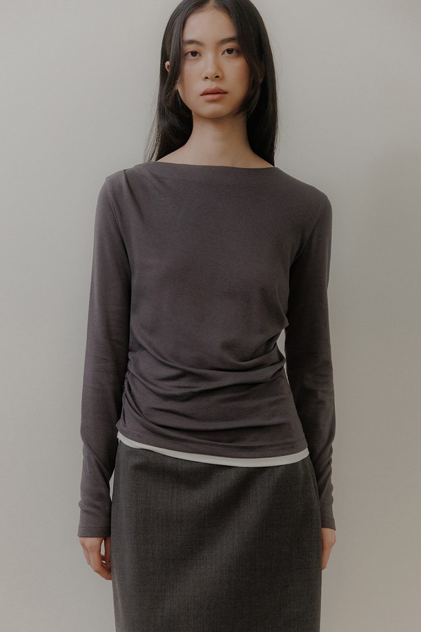 세련된 레이어드 룩을 연출해 줄 "레이어드 턱크 티셔츠 [차콜그레이]"입니다. 부드러운 면, 모달, 스판덱스 혼방 소재로 제작되어 편안한 착용감을 선사하며, 보트넥 라인과 긴 소매 기장으로 여성스러운 실루엣을 강조합니다. 얇은 두께감으로 봄, 여름, 가을 시즌에 활용하기 좋으며, 베이직하고 미니멀한 스타일을 선호하는 분들께 추천합니다. 한쪽 어깨 턱 디테일, 옆선 자연스러운 주름, 밑단 아이보리 배색 포인트가 돋보이며, 데이트룩, 카페룩 등 다양한 TPO에 활용 가능합니다.
