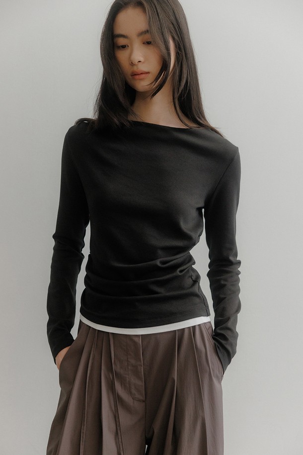 세련된 레이어드 턱크 티셔츠 [블랙]입니다. 부드러운 면, 모달, 스판덱스 혼방 소재로 제작되어 편안한 착용감을 선사합니다. 한쪽 어깨 턱 플리츠 디테일이 돋보이며, 자연스러운 주름 효과와 아이보리 컬러 대비 밑단이 디자인의 포인트입니다. 릴랙스 핏과 보트넥, 긴 소매 기장으로 미니멀하면서도 여성스러운 스타일을 연출합니다. 데이트룩, 카페룩 등 다양한 TPO에 활용하여 미니멀, 클래식, 캐주얼 무드를 즐길 수 있습니다.
