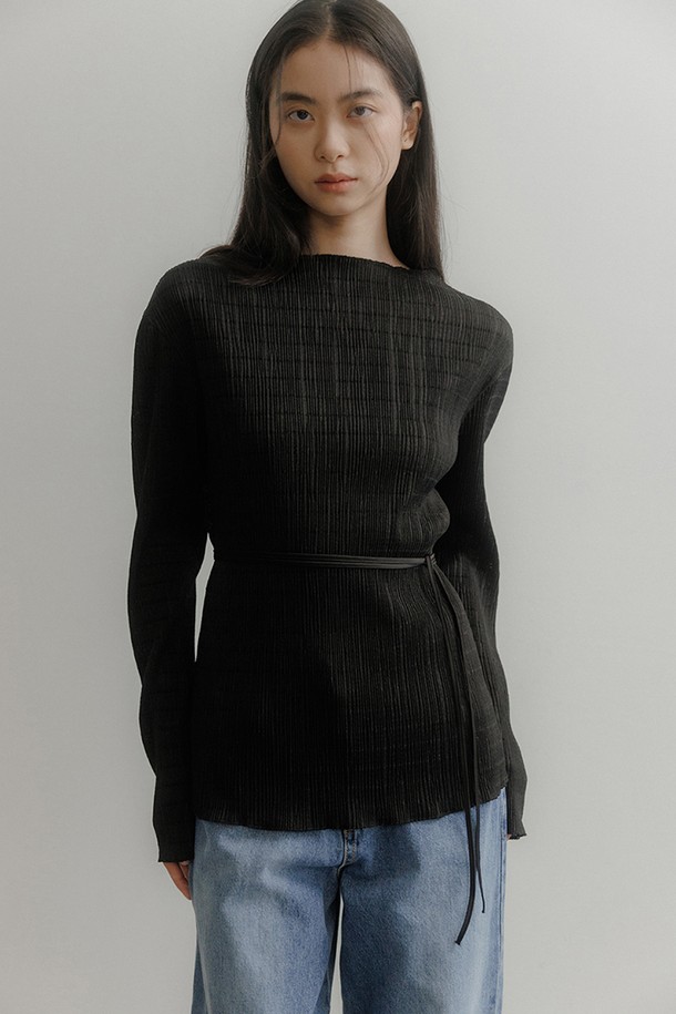 플리츠 투웨이 블라우스 [블랙]은 여성스러운 실루엣을 연출하는 블라우스입니다. 부드러운 폴리에스테르 소재로 제작되어 편안한 착용감을 선사하며, 릴랙스 핏으로 활동성을 높였습니다. 보트넥 디자인과 긴소매, 얇은 두께감으로 봄, 가을에 활용하기 좋습니다. 앞뒤 양면 착용이 가능하며, 자수 트리밍 디테일로 포인트를 더해 다양한 스타일을 연출할 수 있습니다. 특히 오피스룩, 출근룩, 모임룩 등 TPO에 맞춰 클래식하고 미니멀한 스타일을 완성해보세요.
