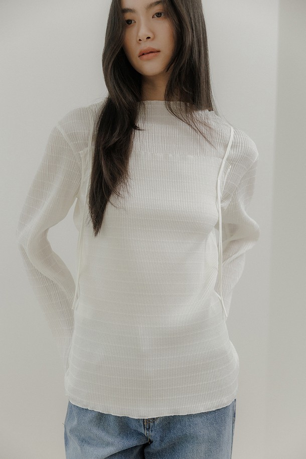 우아하고 세련된 여성 플리츠 투웨이 블라우스 [아이보리]입니다. 부드러운 폴리에스테르 소재로 제작되어 봄, 여름 계절에 시원하게 착용 가능합니다. 하이넥 디자인과 긴 소매, 레귤러핏으로 우아한 무드를 연출하며, 투웨이 디자인으로 다양한 스타일을 소화할 수 있습니다. 데이트룩, 카페룩, 모임룩 등 TPO에 따라 클래식, 미니멀, 로맨틱 스타일을 완성해보세요. 플리츠 디테일이 돋보이는 블라우스로 부드러운 촉감을 경험해 보세요.
